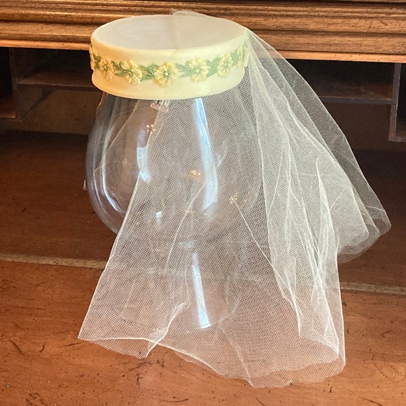 1950 Yellow Pill Box Hat with Full Veil 15 inch circumference - Picture 5 of 7